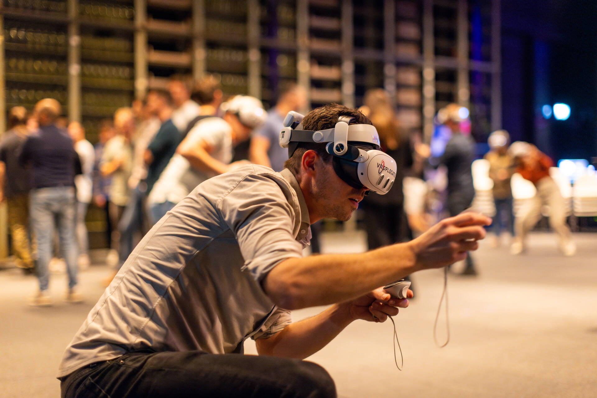 Een bezoeker van een evenement met een Virtual Reality (VR) bril op tijdens een technologisch evenement